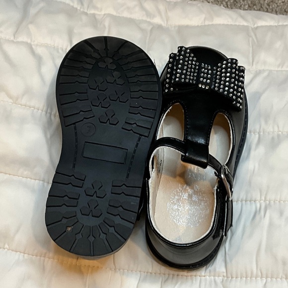 Vince Camuto Black Kids Dress Shoes with Bow - Picture 4 of 6